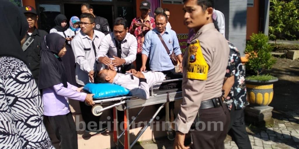 Pindahkan Microphone, Ketua PPK di Kediri Tersengat Listrik