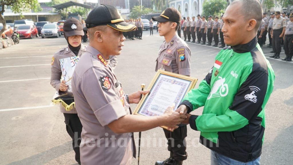 Tangkap Jambret, Ojol Dapat Penghargaan dari Polrestabes Surabaya