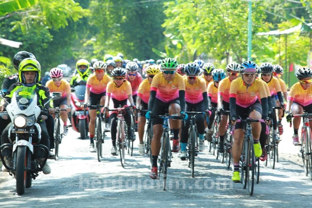 Pakai Sepeda, Ratusan Perempuan Susuri Lereng Gunung Ijen