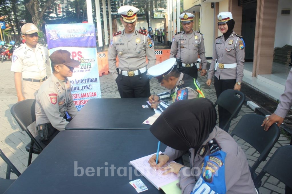 Dua Anggota Polisi Kena Tilang Saat Razia di Mapolresta Sidoarjo