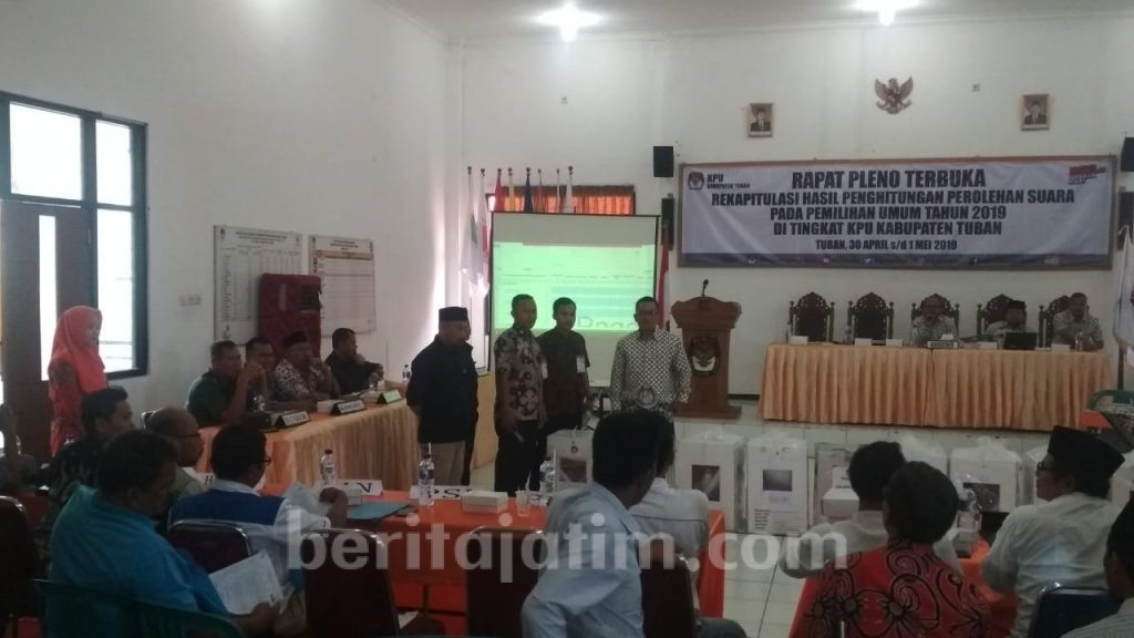 Rekap Suara di KPU Tuban Hingga Tengah Malam Belum Selesai