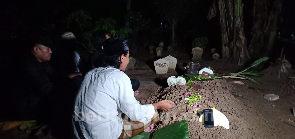 Jamaah Majelis Dzikir Doa Bersama di Makam Korban Mutilasi Kediri