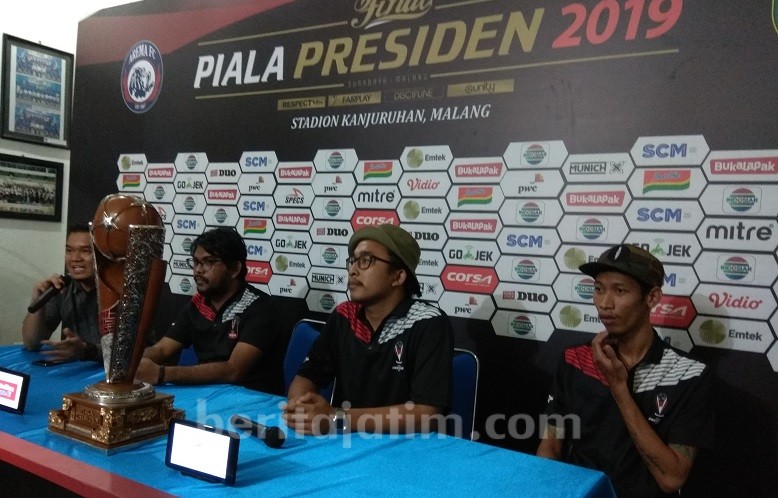 Goyangan Dewi Persik dan Trio Macan Bikin Kick Off Final Piala Presiden Mundur