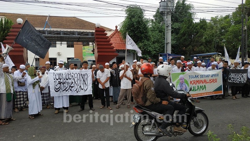 Bawa Bendera Berkalimat Tauhid, Ratusan Massa Gelar Unjuk Rasa