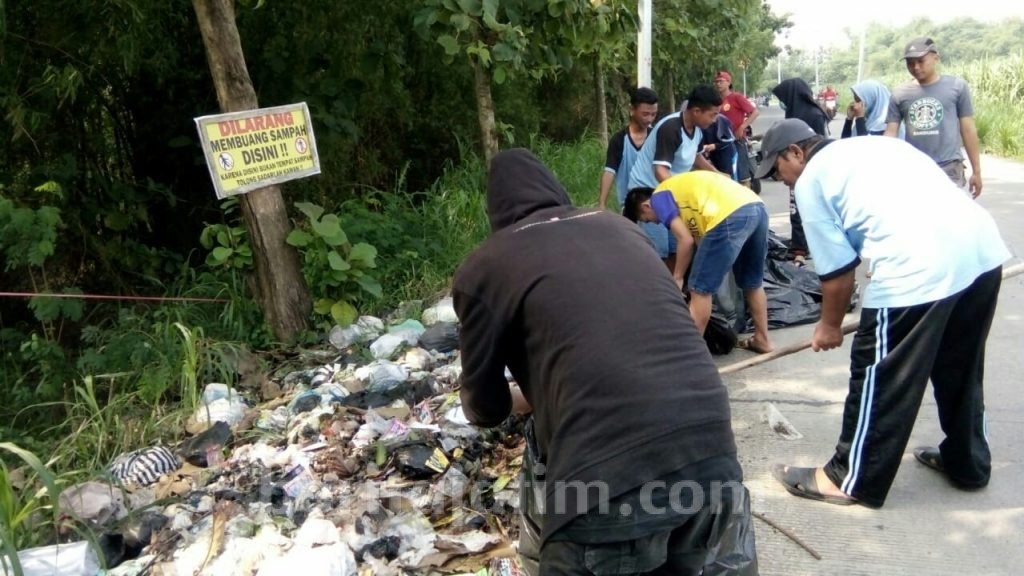 Berangkat dari Kepedulian, Pemuda di Mojokerto Pungut Sampah