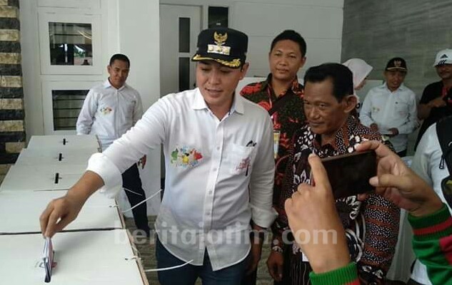 Coblos di TPS Kota, Bupati Pamekasan Harap Pemilu Berlangsung Damai
