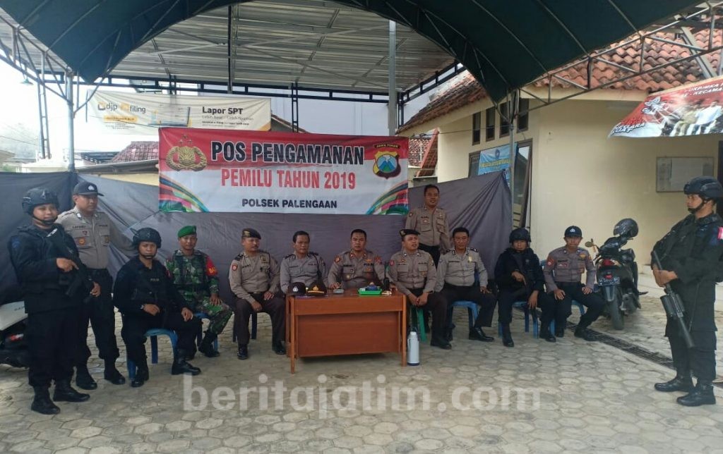Personil TNI-Polri Bersenjata Lengkap Siaga di Kecamatan