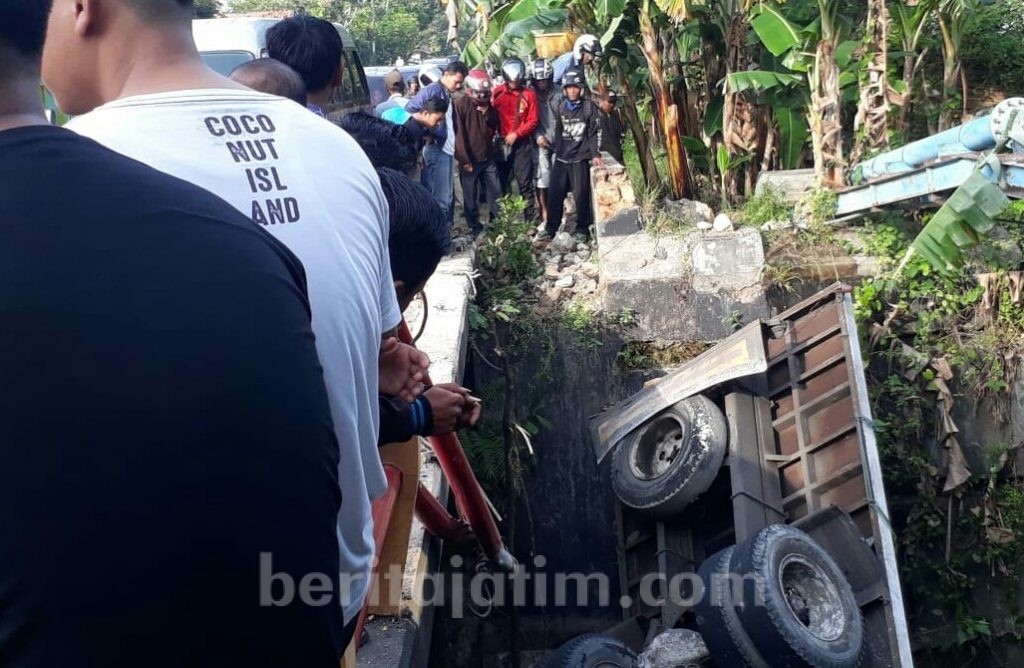 Truk Muat Asbes Tabrak Pembatas dan Terjun ke Sungai