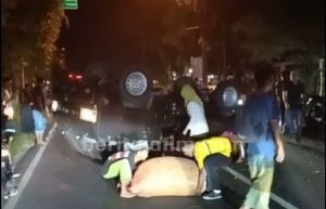 Mobil Pikap Bermuatan Cabai Terguling di Jl Raya Tlanakan