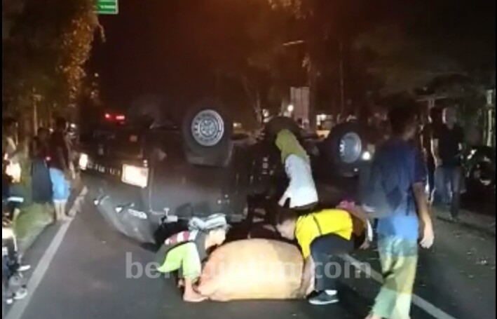 Mobil Pikap Bermuatan Cabai Terguling di Jl Raya Tlanakan