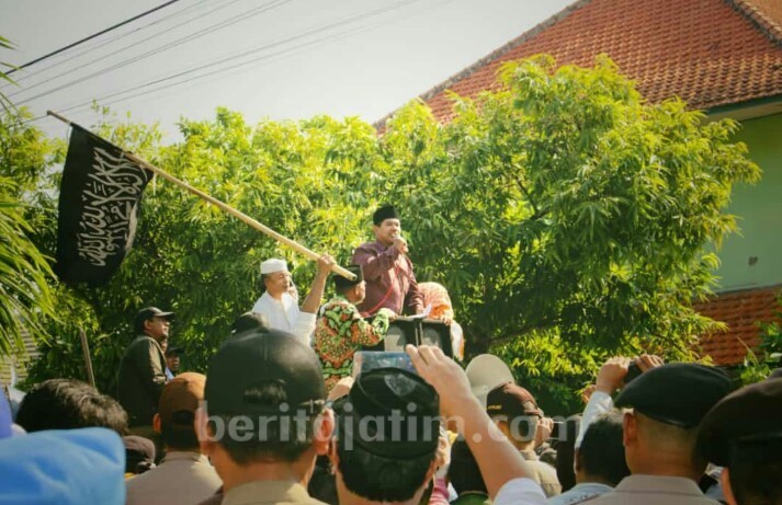 Massa Pendukung Prabowo-Sandi Demo KPU Pamekasan