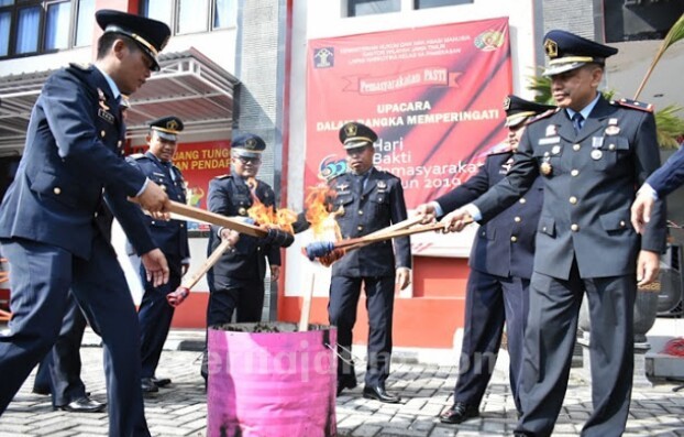 Ratusan Handphone Dibakar