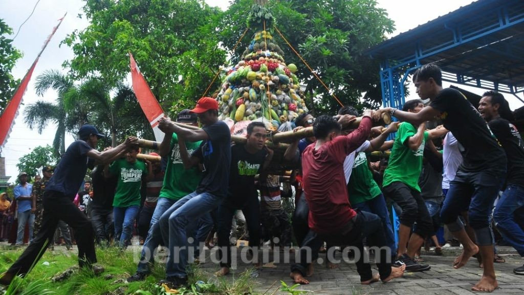 Warga Bumiayu Berebut Gunungan Sambut Ramadan
