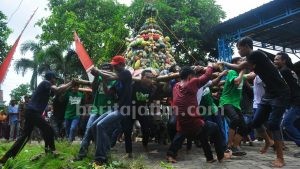 Warga Bumiayu Berebut Gunungan Sambut Ramadan