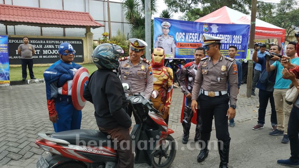 Satlantas Polres Mojokerto Hadirkan Tokoh Avengers dan Undian