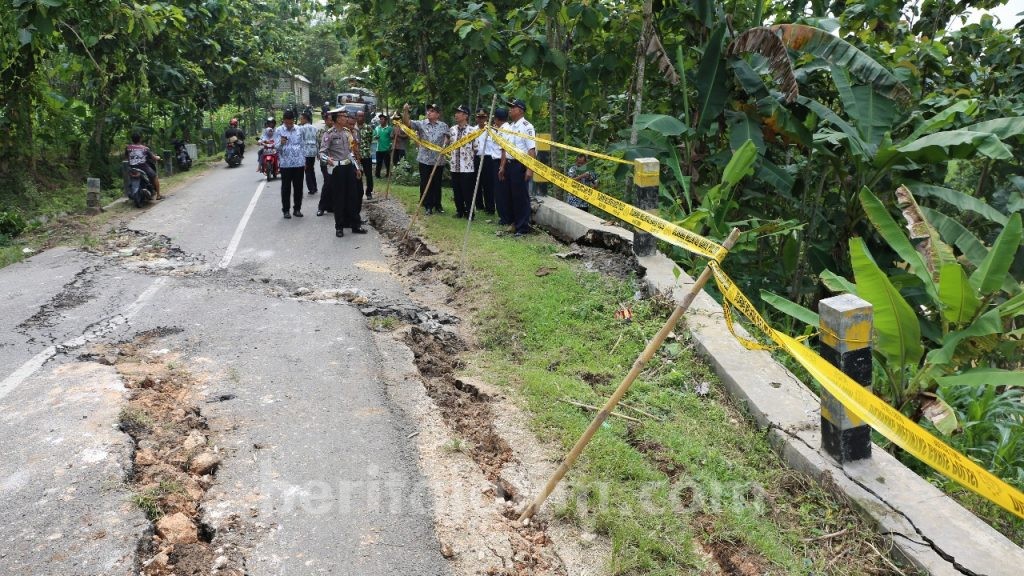 Pasca Hujan Lebat, Tebing Longsor dan Jalan Retak-retak