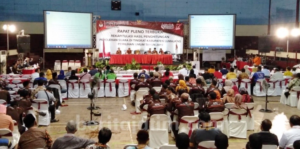 Rekapitulasi Suara KPU di GOR Wira Bhakti Lumajang Panas