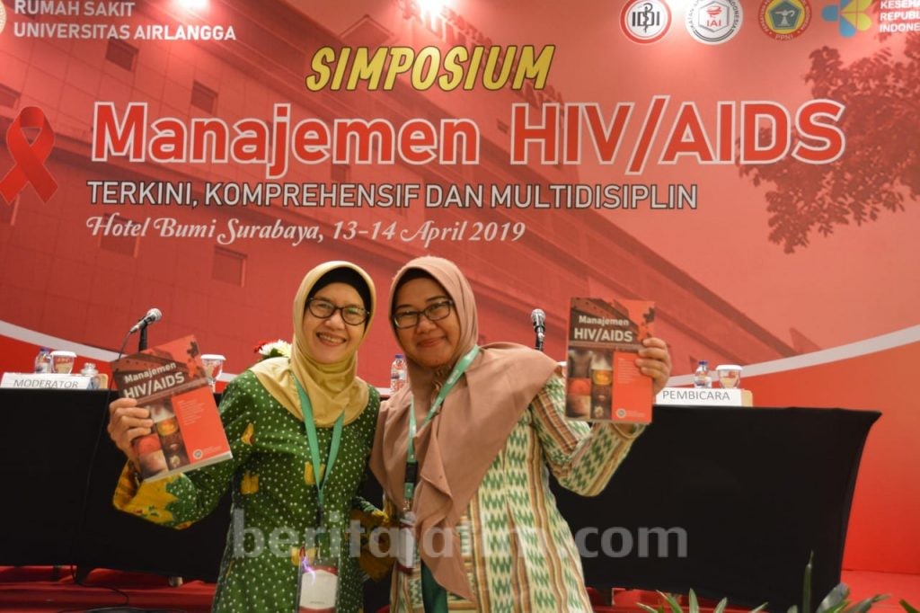 Rumah Sakit Universitas Airlangga Luncurkan Buku Manajemen HIV/AIDS