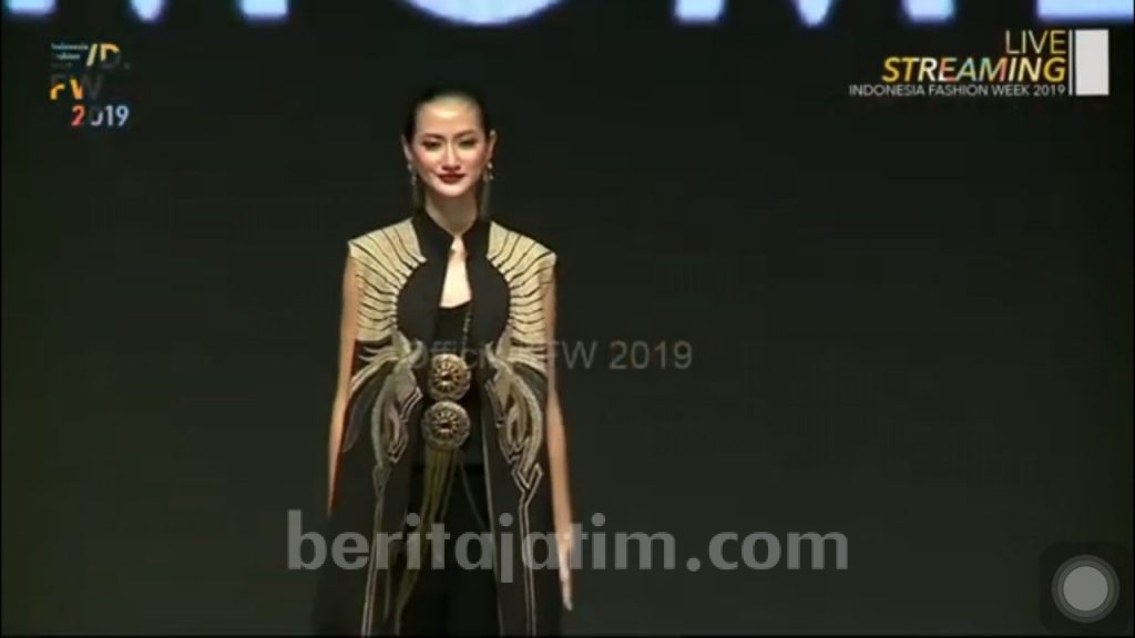 Ayu Maulida Raih ‘The Best Catwalk Female Model’