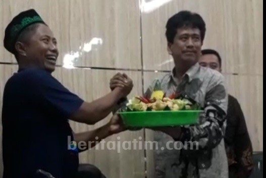 Harga Gabah Anjlok, Petani Serahkan Tumpeng ke DPRD Jember
