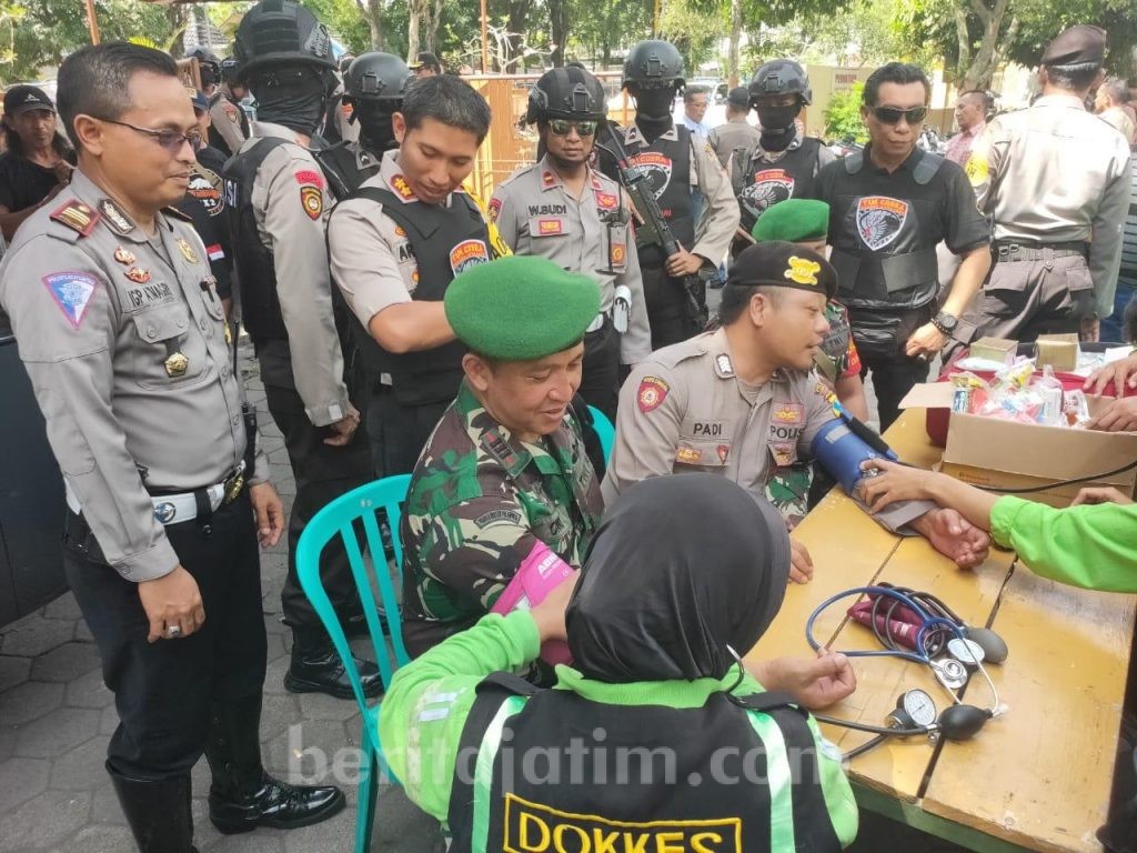 Tim Medis Cek Kesehatan Anggota Polri dan TNI