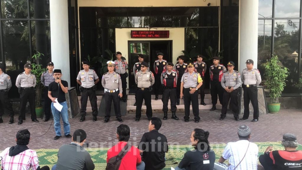 Pendukung Jokowi Tahlilan di Halaman Gedung DPRD Jember