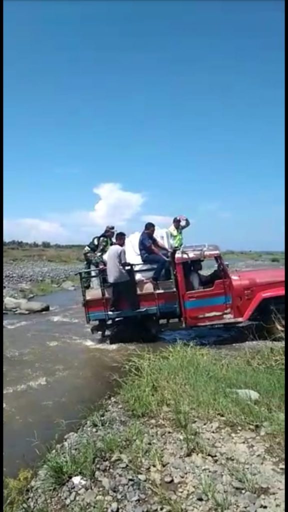 Polisi dan Babinsa di Malang Sebrangi Sungai Berarus Deras