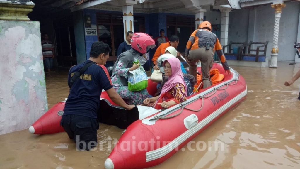 Sungai Meluap, Banjir Rendam Ratusan Rumah di Jombang