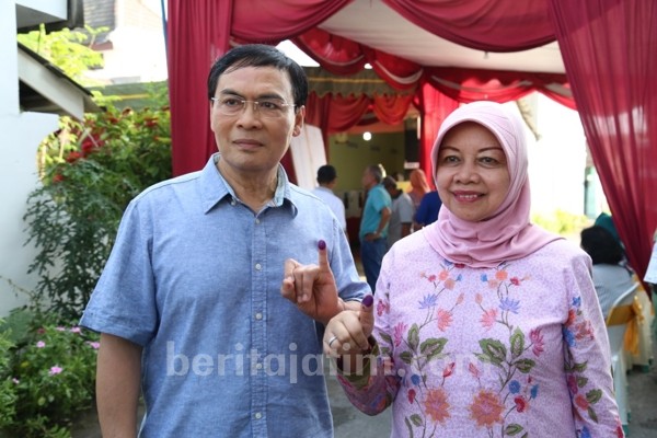 Aksi Bupati Kediri Bersama Keluarga Tunjuk Jari Setelah Mencoblos