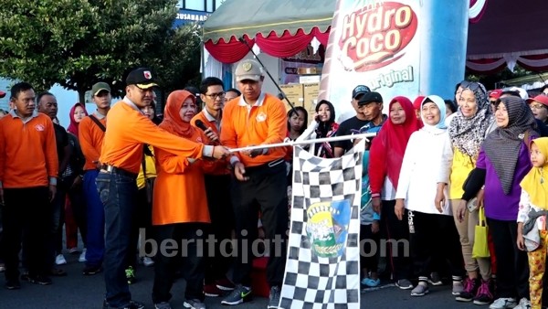 Bu Dokter Lepas Peserta Jalan Sehat Hari Jadi Kabupaten Kediri Ke-1215