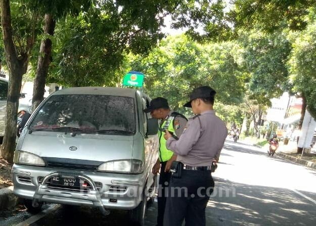 Mobil Tiba-tiba Terbakar di Depan SPBU Magetan, Ada Apa?
