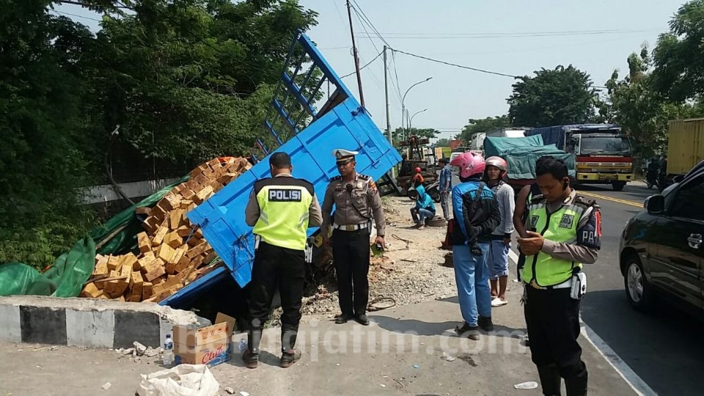 Laka Beruntun Libatkan Dua Truk dan Dua Mobil di Duduksampeyan Gresik