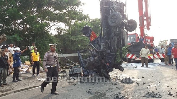 Pengemudi Mobil Grand Max yang Tergencet Diseruduk Truk Box Berhasil Dievakuasi
