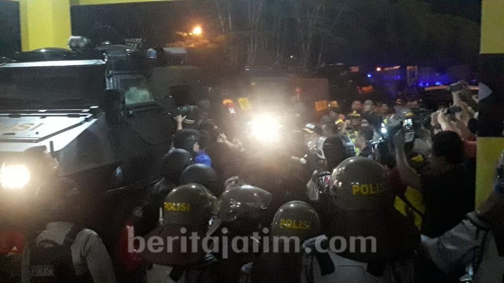 Masuk Kanjuruhan, Tim Persebaya Naik 4 Rantis Polda Jatim