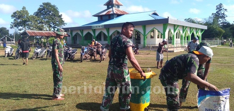Bersama Warga Perbatasan, Satgas Yonmek 521/DY Bersih-bersih Area Masjid