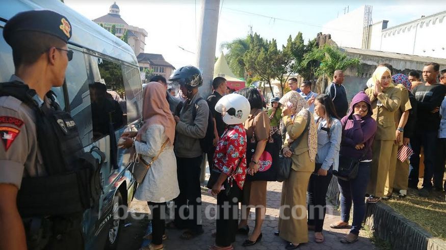 Berebut Tukar Uang di Ponorogo, 1 Jam Ludes