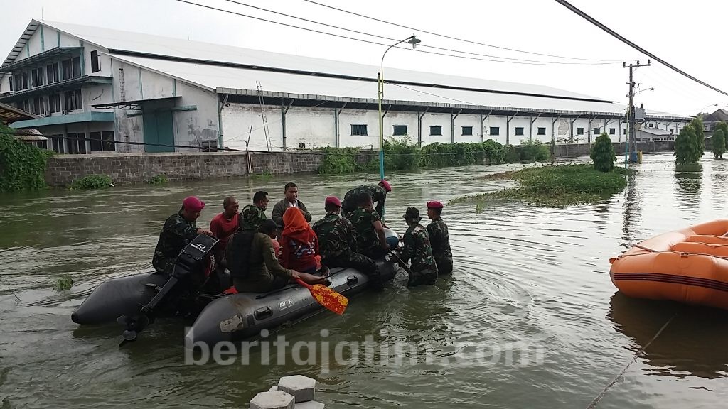 Marinir Kirim Makanan ke Warga Terdampak Banjir Kali Lamong