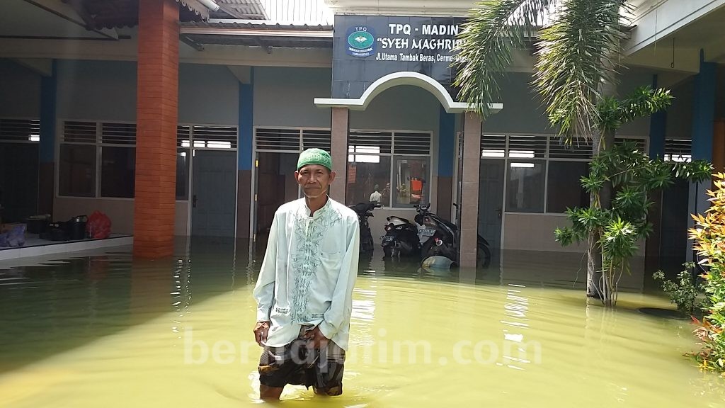 Banjir Belum Surut, Warga Kesulitan Salat Tarawih