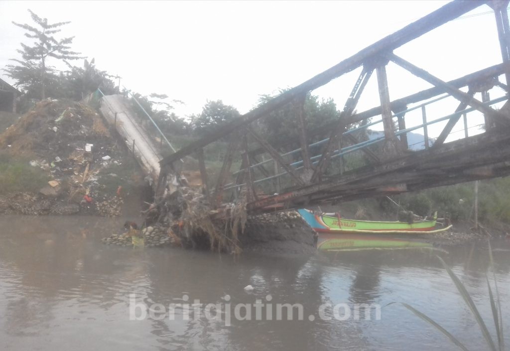 Jembatan di Desa Grenden Jember Ambruk Belum Bisa Diperbaiki