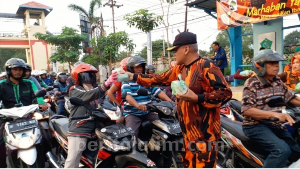 MPC Pemuda Pancasila Sidoarjo Bagi-bagi Takjil