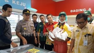 Sidak Mamin, Tim Gabungan Temukan Makanan Kedaluwarsa dan Berjamur