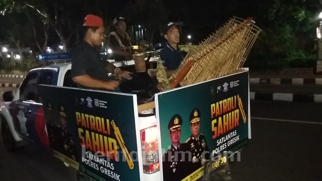 Patroli Sahur, Polisi di Gresik Bagi-Bagi Nasi Kotak ke Masyarakat