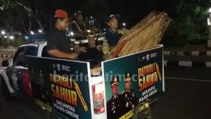 Patroli Sahur, Polisi di Gresik Bagi-Bagi Nasi Kotak ke Masyarakat