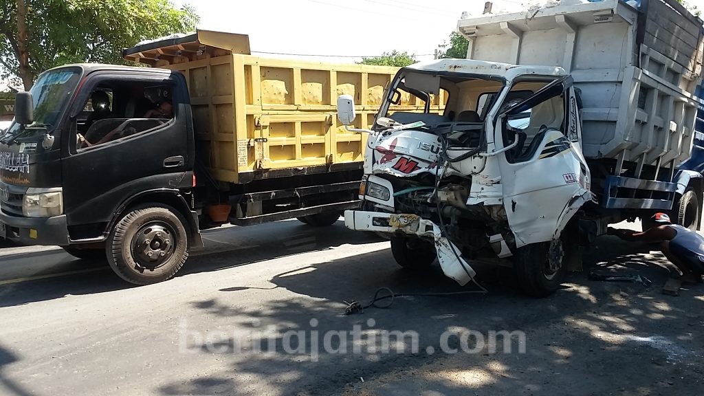 Laka Gresik, Truk Tabrak Truk, Satu Sopir Tergencet