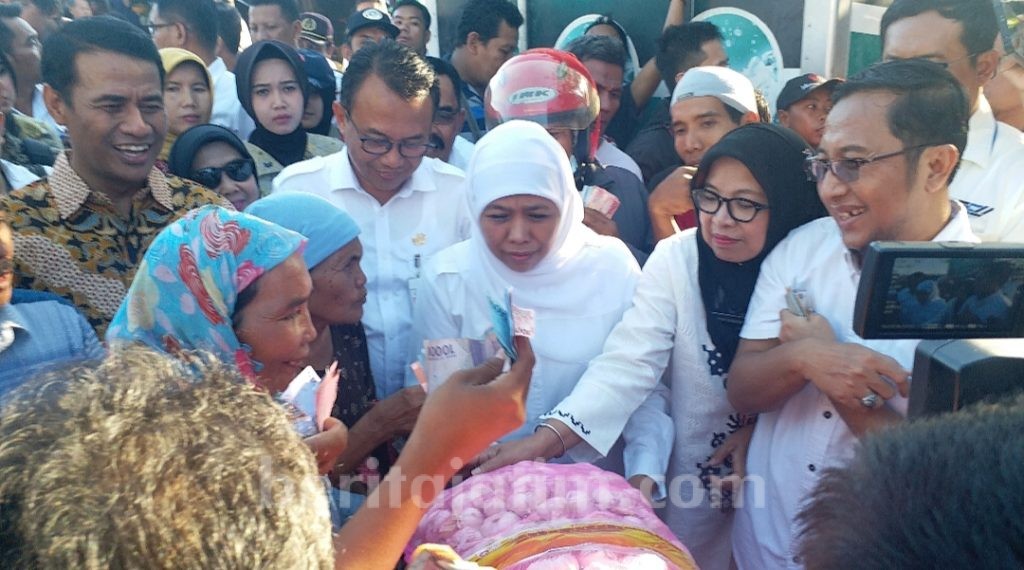 Mentan dan Gubernur Jatim Jualan Bawang Putih di Pasar Porong