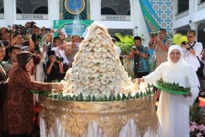 Gubernur Khofifah Saksi Pemecahan Rekor MURI 21 Ribu Apem