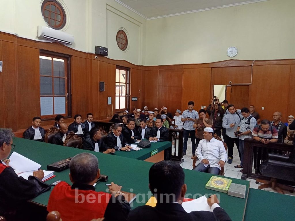 Sidang Perdana, Puluhan Simpatisan Dukung Gus Nur
