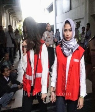Sidang, Vanessa Angel Gunakan Kerudung