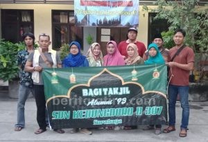 Alumni SDN Kedungdoro II 307 Bagikan Takjil di Lingkungan Sekolah
