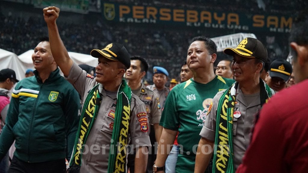Kombes Pol Rudi Setiawan Teriakkan Salam Satu Nyali di Depan Ribuan Bonek